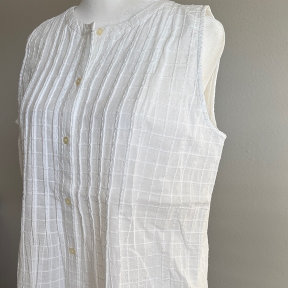 Sleeveless White Button-Up Women's Top - Picture 3 of 9